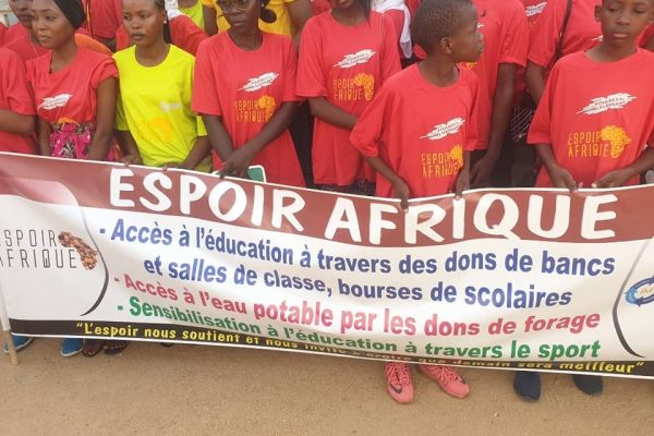 Défilé des enfants accompagnés lors de la fête nationale du Cameroun le 20 mai 2022